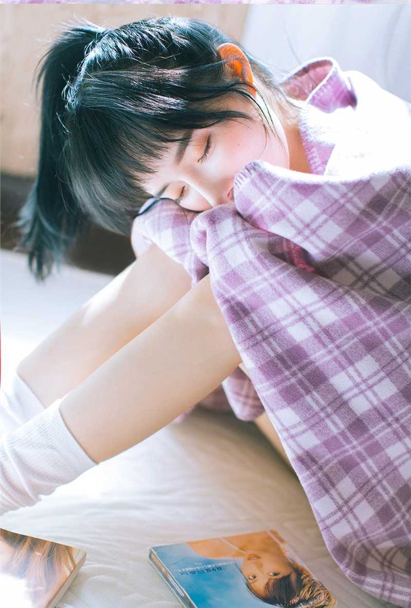 日本小美女半丸子头俏皮天真笑容甜美性感私房照