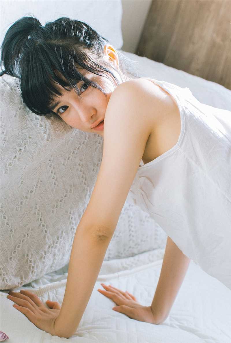 日本小美女半丸子头俏皮天真笑容甜美性感私房照