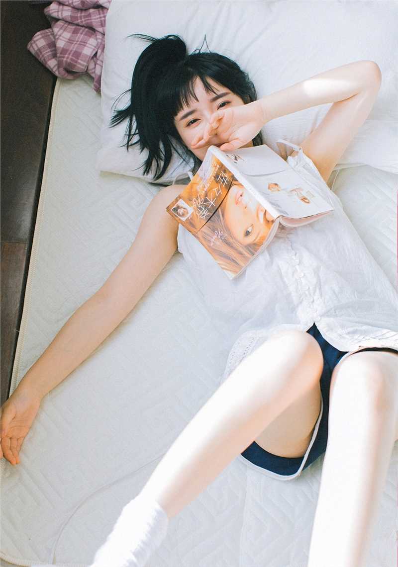 日本小美女半丸子头俏皮天真笑容甜美性感私房照