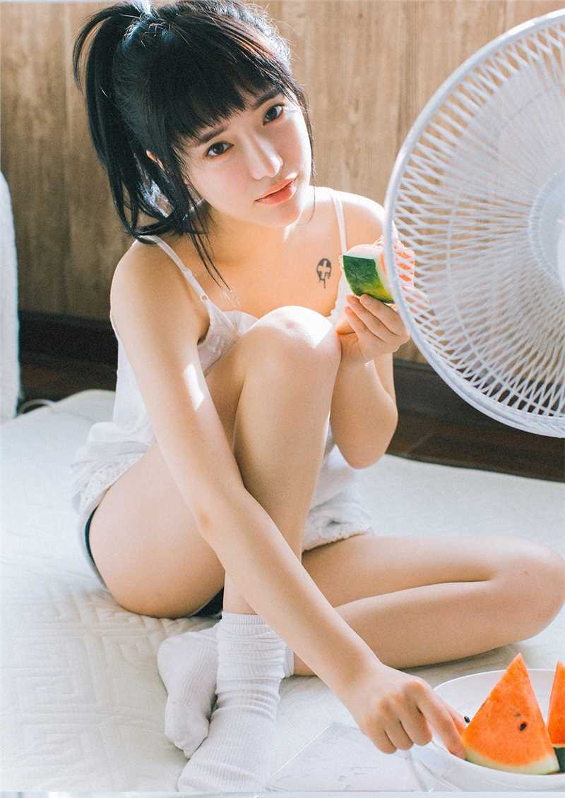 日本小美女半丸子头俏皮天真笑容甜美性感私房照