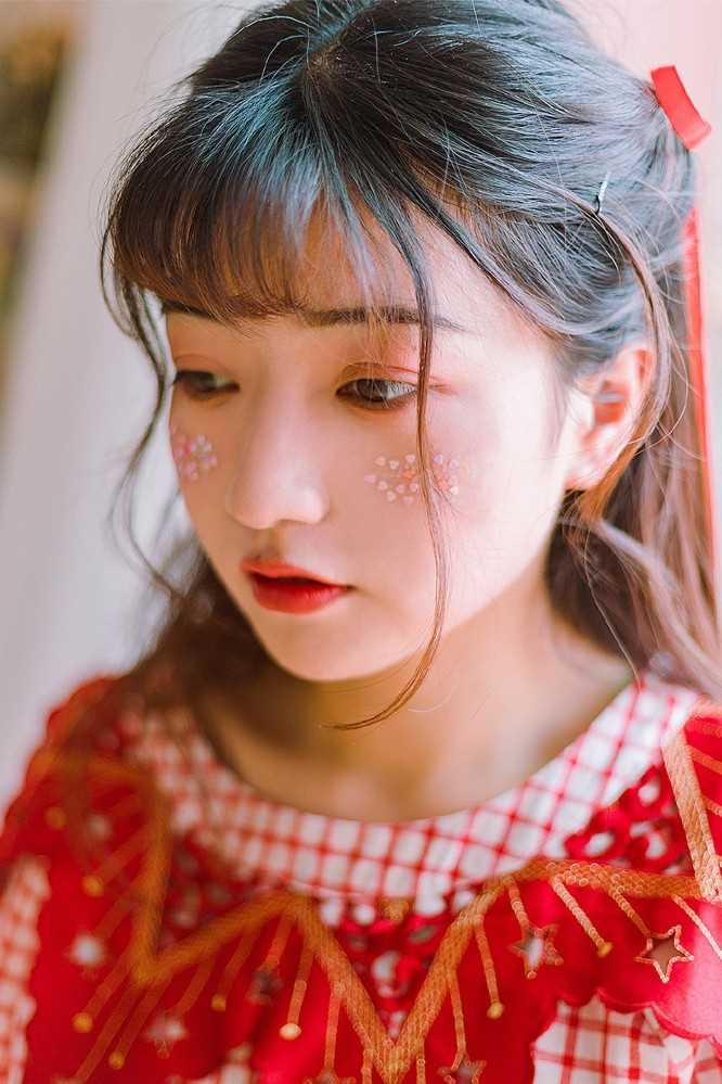 优质恬静清纯美少女红色系萝莉装可爱型图片