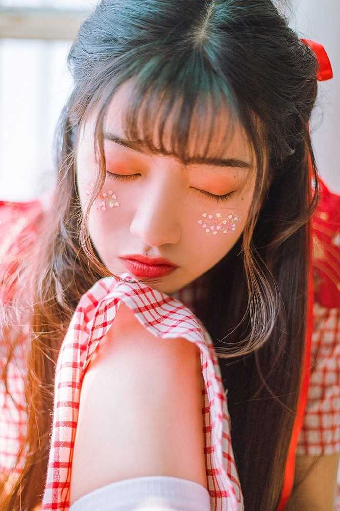 优质恬静清纯美少女红色系萝莉装可爱型图片