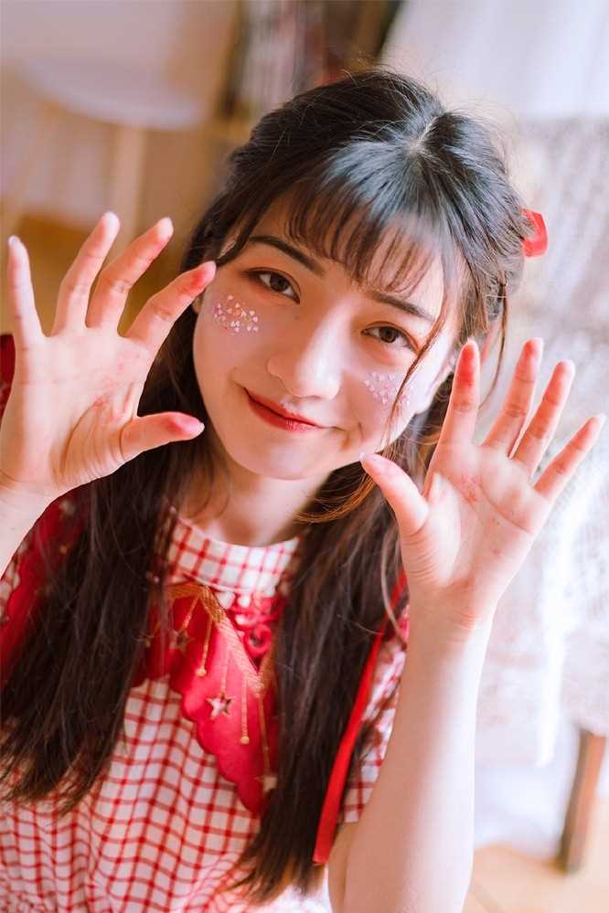 优质恬静清纯美少女红色系萝莉装可爱型图片