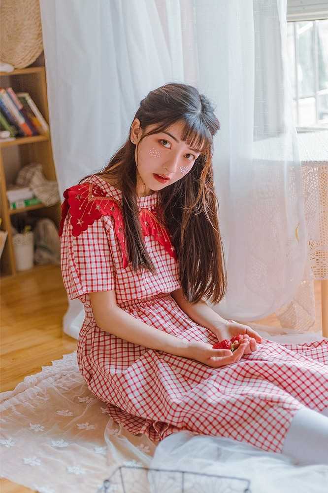 优质恬静清纯美少女红色系萝莉装可爱型图片