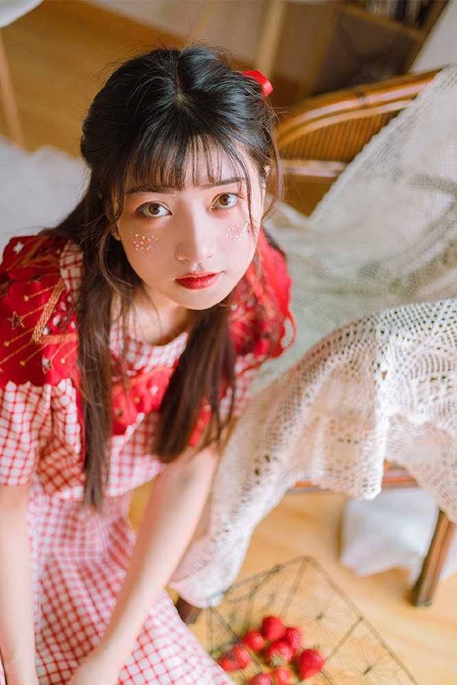 优质恬静清纯美少女红色系萝莉装可爱型图片