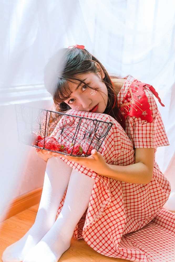 优质恬静清纯美少女红色系萝莉装可爱型图片