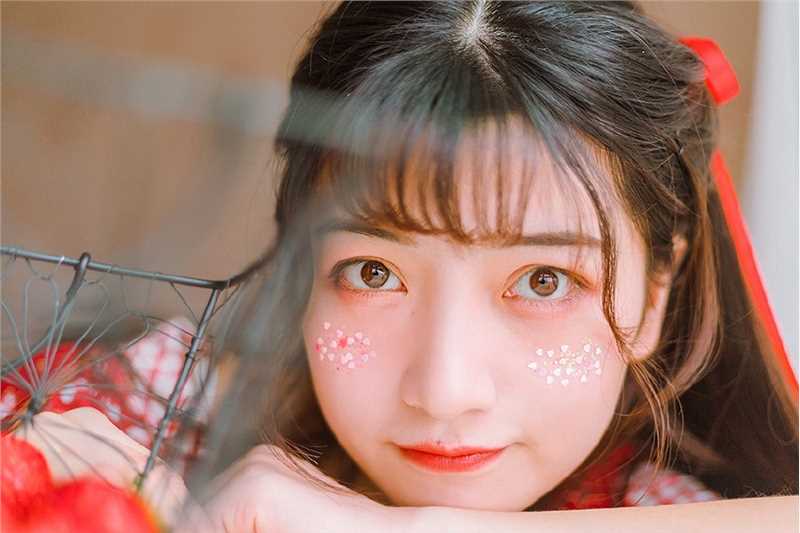 优质恬静清纯美少女红色系萝莉装可爱型图片