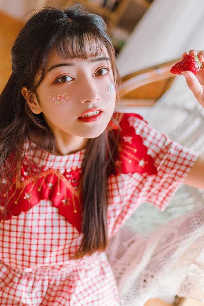 优质恬静清纯美少女红色系萝莉装可爱型图片