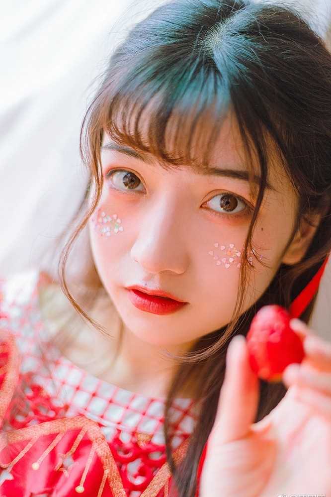 优质恬静清纯美少女红色系萝莉装可爱型图片