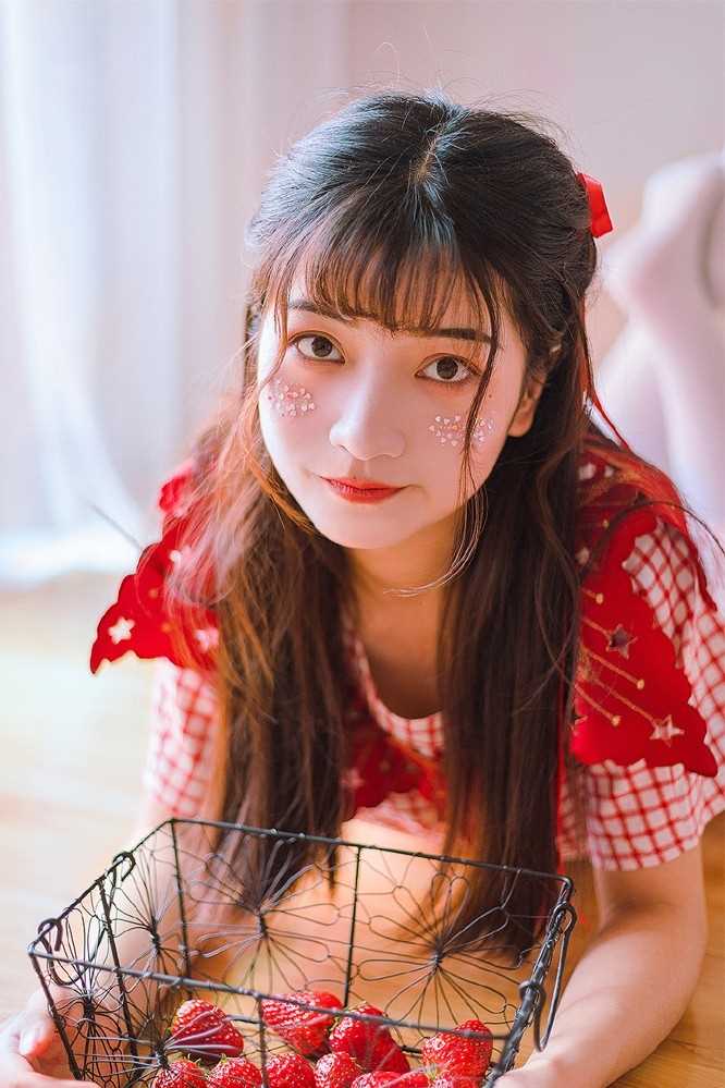 优质恬静清纯美少女红色系萝莉装可爱型图片