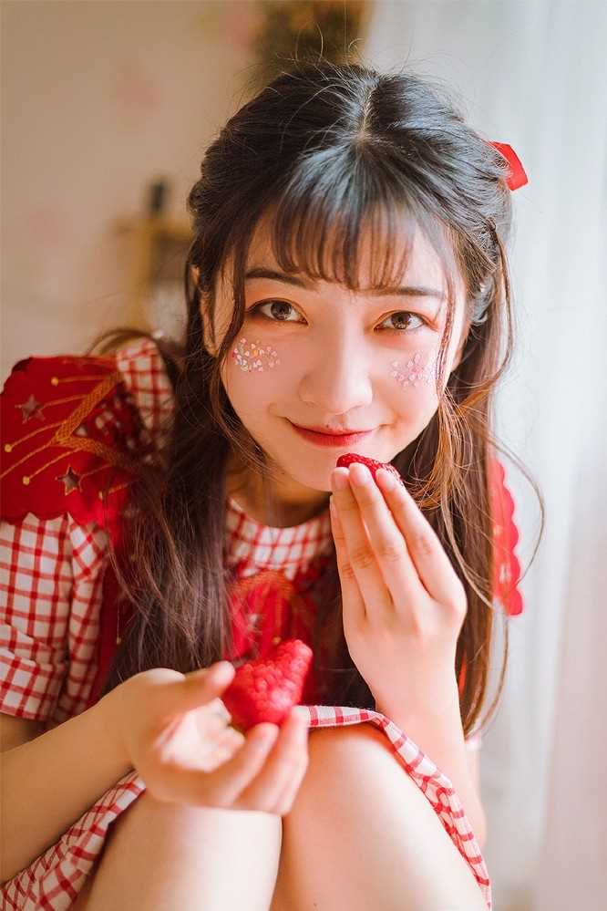 优质恬静清纯美少女红色系萝莉装可爱型图片