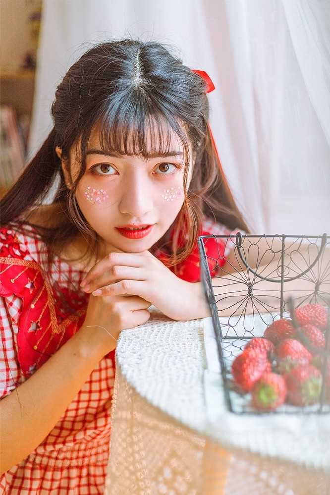 优质恬静清纯美少女红色系萝莉装可爱型图片