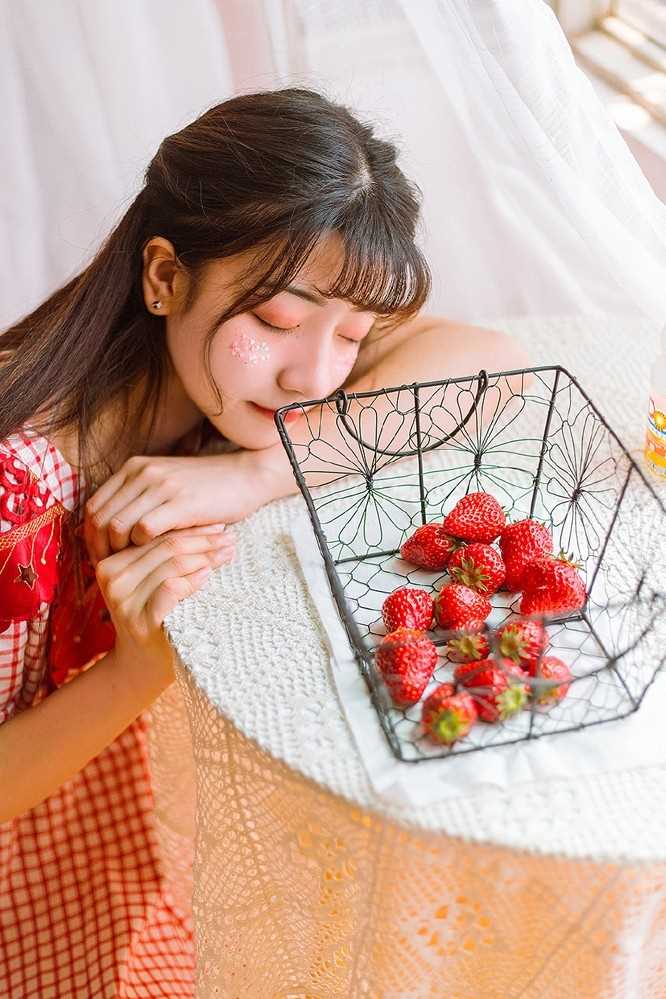 优质恬静清纯美少女红色系萝莉装可爱型图片