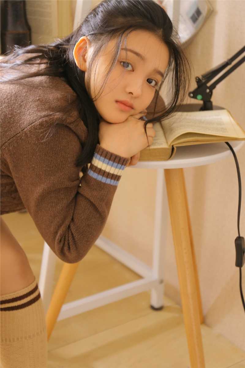 优质清纯美女幸福笑容大胆性感居家吊带养眼生活相册