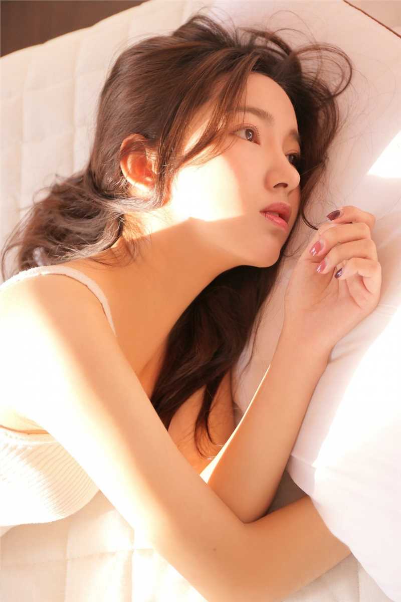 高清铜铃般大眼睛少女吊带衫微乳诱惑居家甜蜜唯美图集