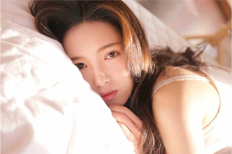 高清铜铃般大眼睛少女吊带衫微乳诱惑居家甜蜜唯美图集