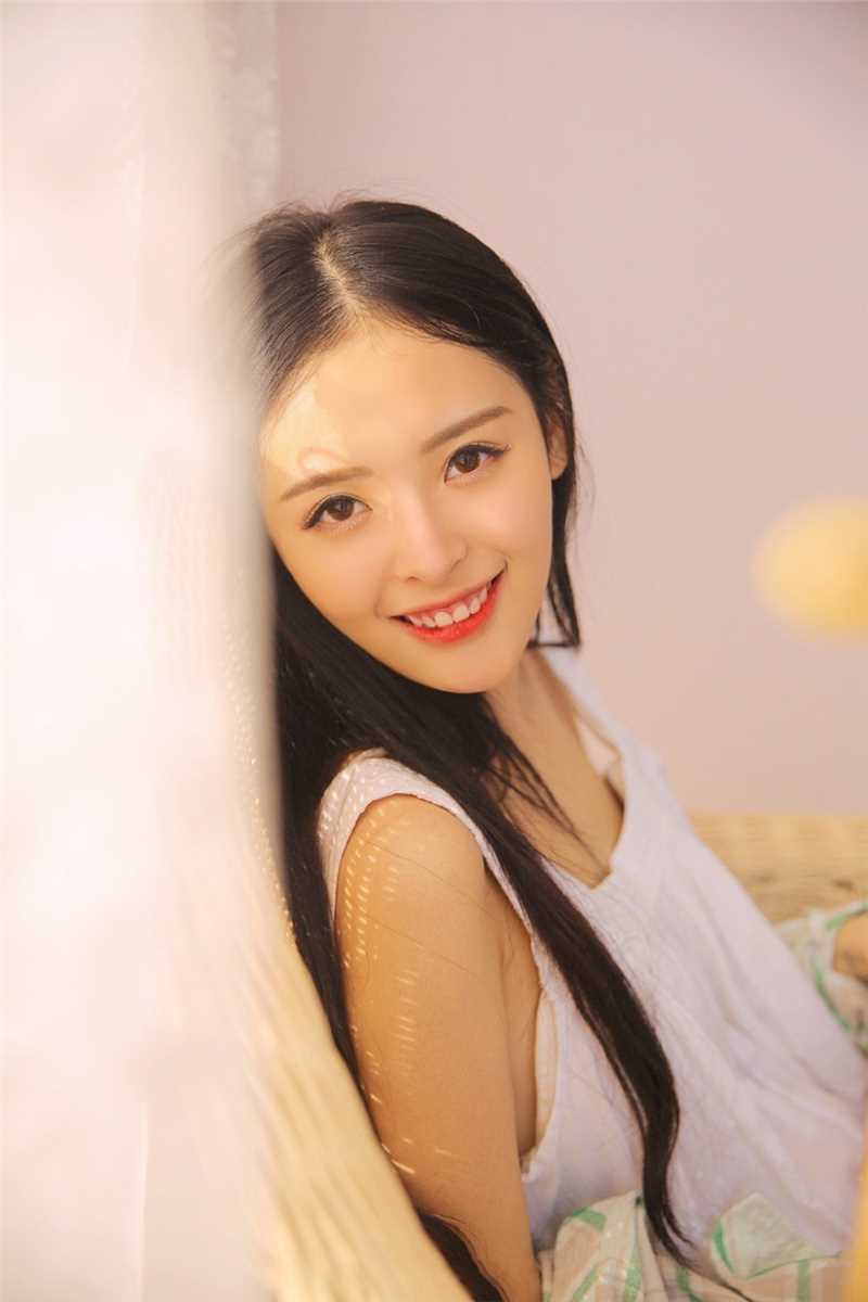 最新双眼皮浅笑梨涡美少女居家白裙子唯美逆光大尺度壁纸