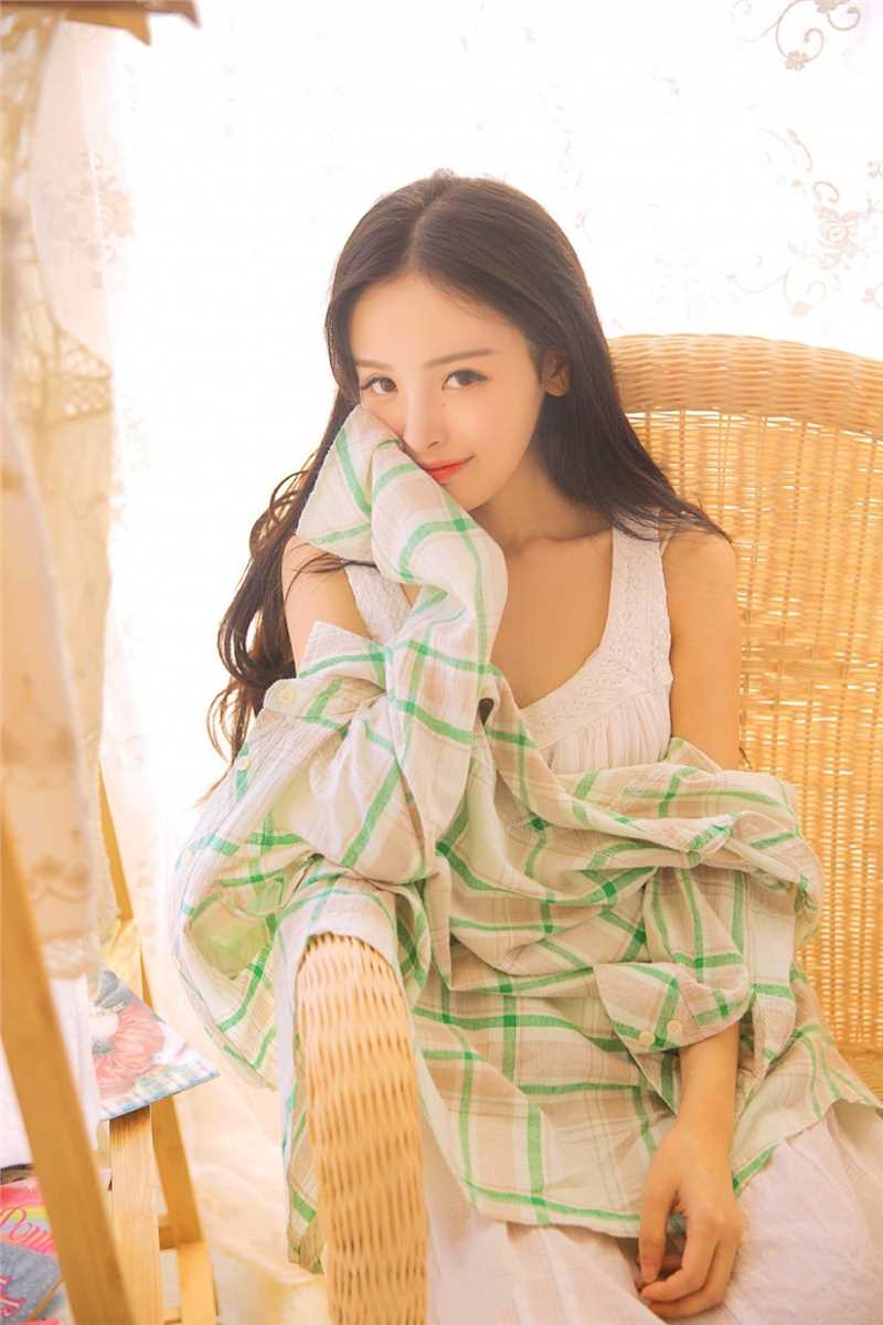 最新双眼皮浅笑梨涡美少女居家白裙子唯美逆光大尺度壁纸