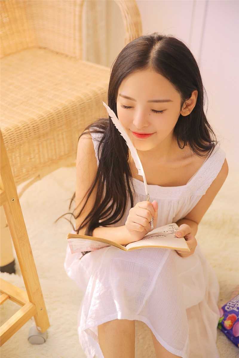 最新双眼皮浅笑梨涡美少女居家白裙子唯美逆光大尺度壁纸