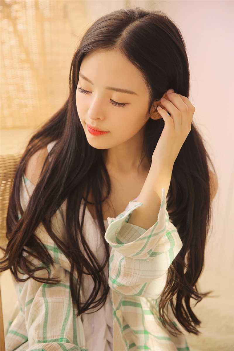 最新双眼皮浅笑梨涡美少女居家白裙子唯美逆光大尺度壁纸