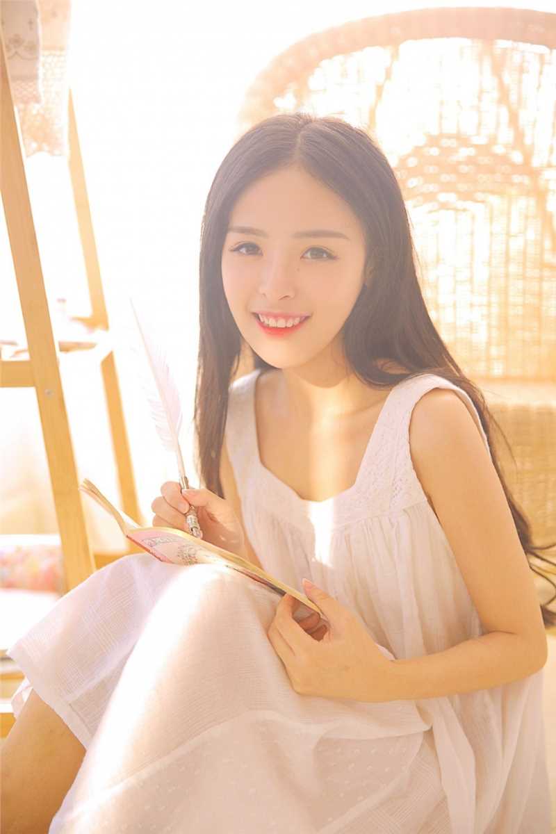 最新双眼皮浅笑梨涡美少女居家白裙子唯美逆光大尺度壁纸