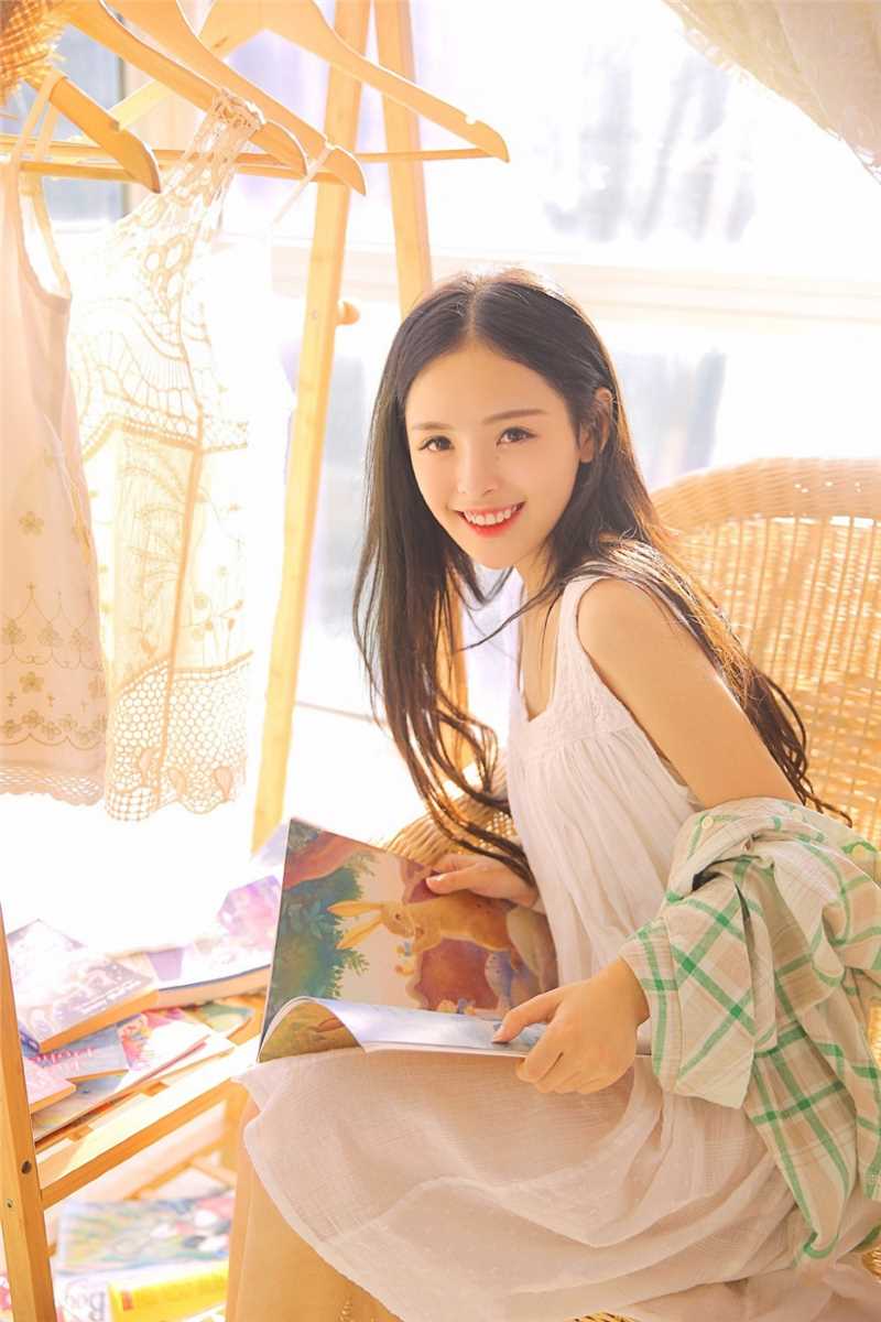 最新双眼皮浅笑梨涡美少女居家白裙子唯美逆光大尺度壁纸