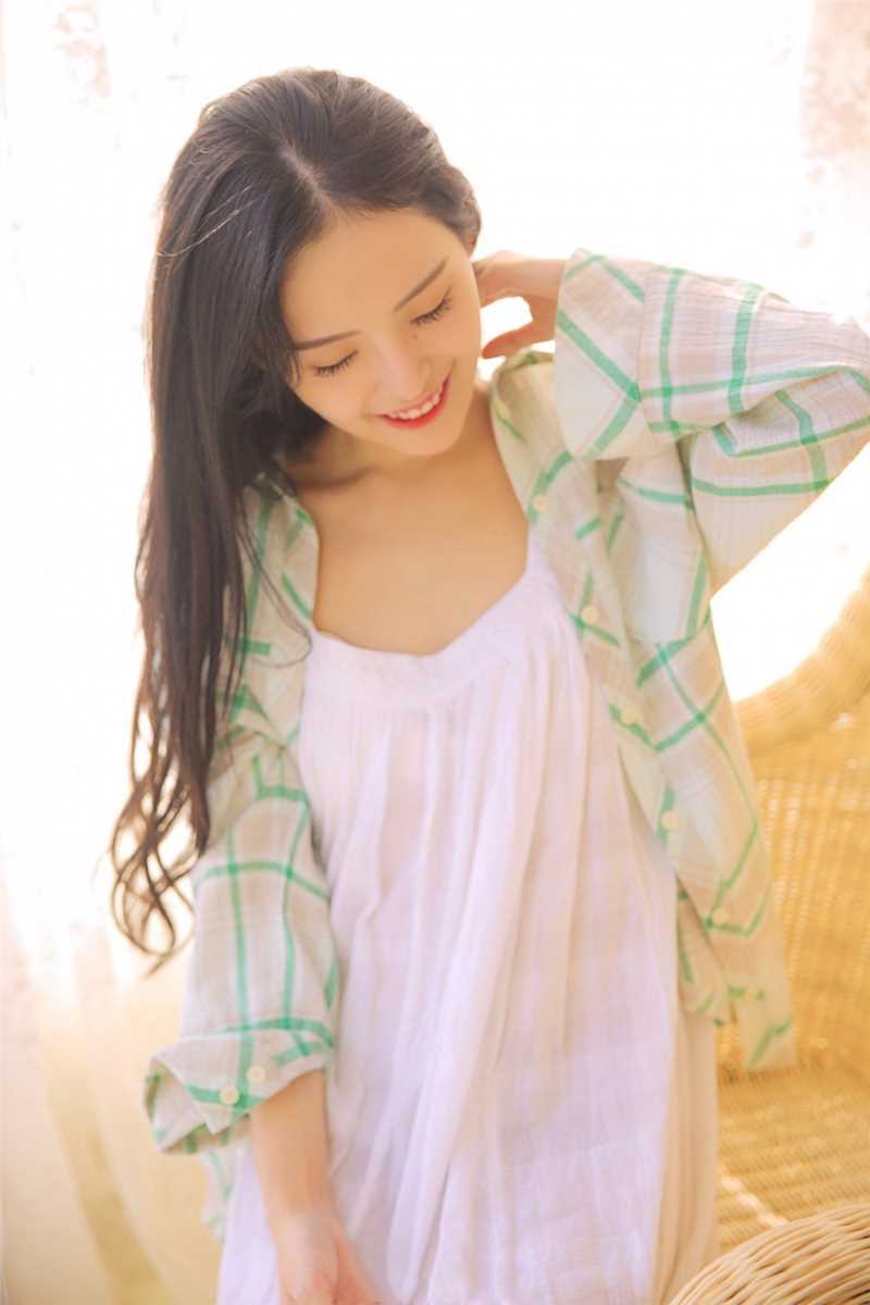 最新双眼皮浅笑梨涡美少女居家白裙子唯美逆光大尺度壁纸