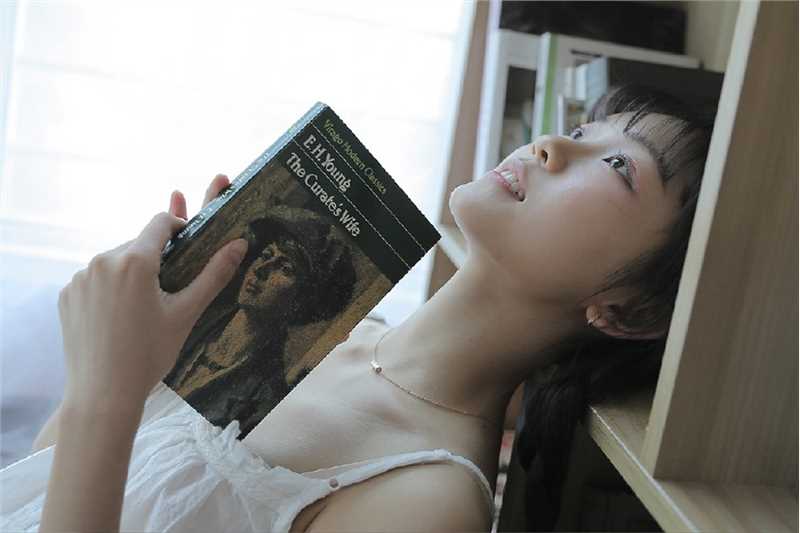 高清麻花辫甜美妹子短裤翘臀性感诱人大长腿图集