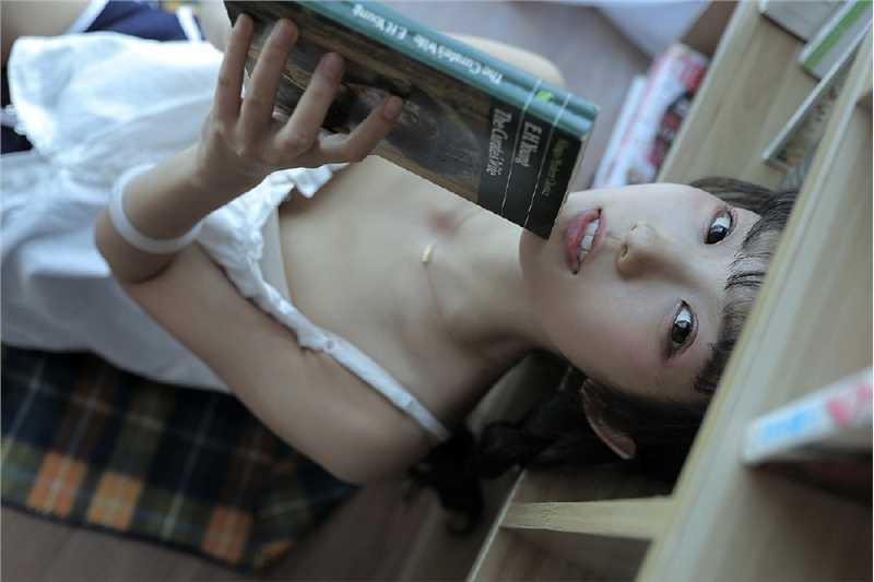 高清麻花辫甜美妹子短裤翘臀性感诱人大长腿图集