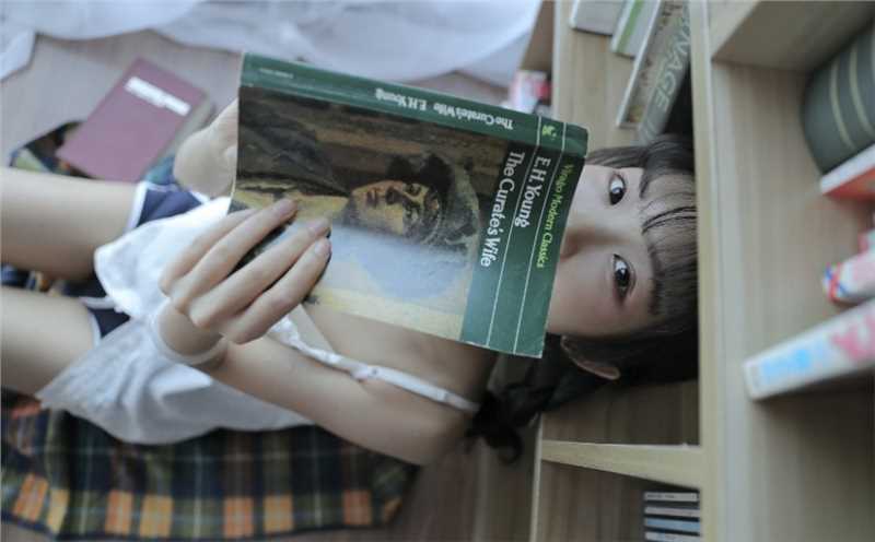 高清麻花辫甜美妹子短裤翘臀性感诱人大长腿图集