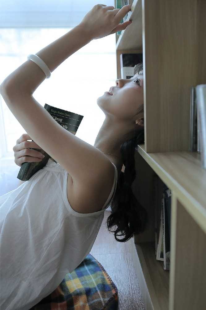 高清麻花辫甜美妹子短裤翘臀性感诱人大长腿图集