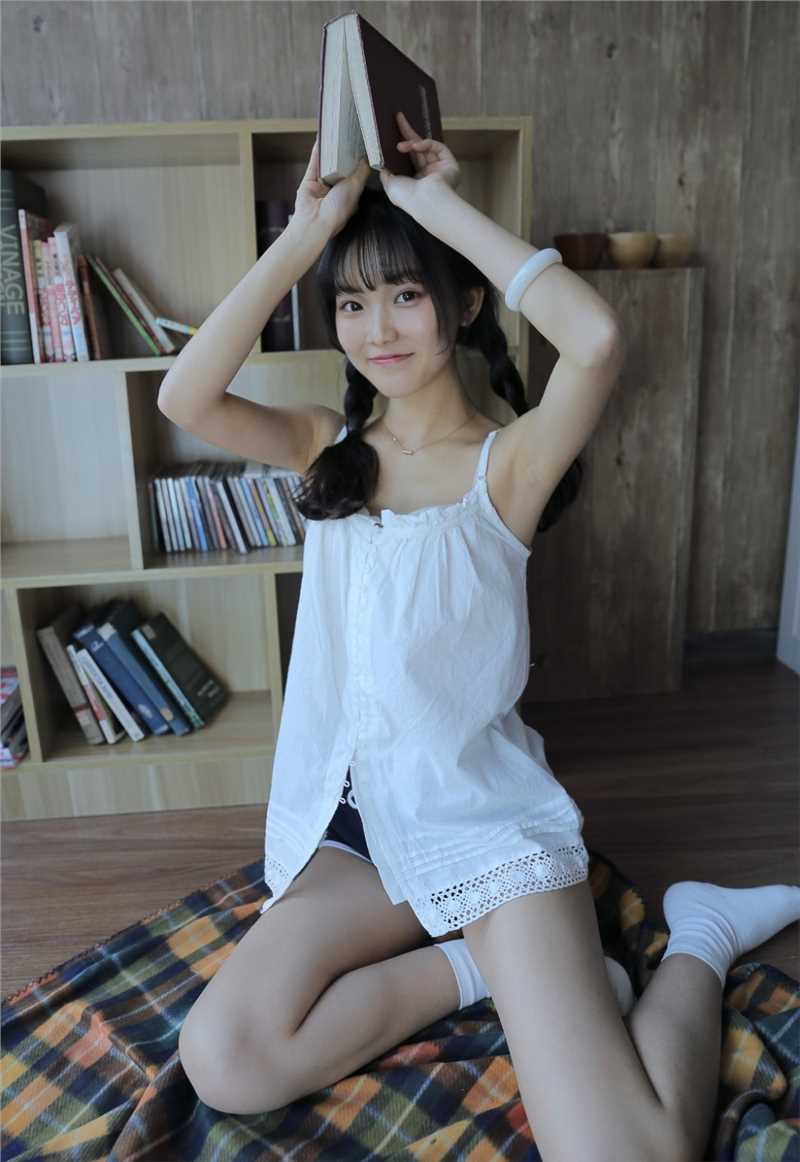 高清麻花辫甜美妹子短裤翘臀性感诱人大长腿图集