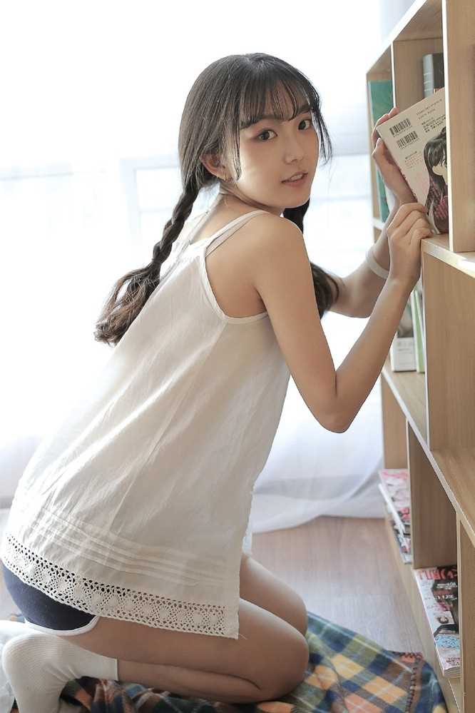 高清麻花辫甜美妹子短裤翘臀性感诱人大长腿图集