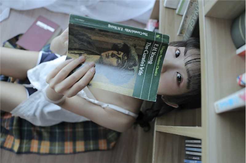 高清麻花辫甜美妹子短裤翘臀性感诱人大长腿图集