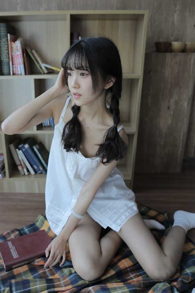 高清麻花辫甜美妹子短裤翘臀性感诱人大长腿图集