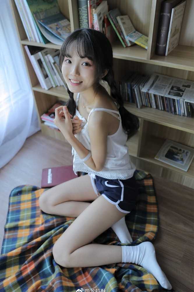 高清麻花辫甜美妹子短裤翘臀性感诱人大长腿图集