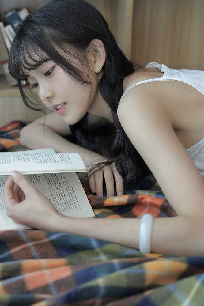 高清麻花辫甜美妹子短裤翘臀性感诱人大长腿图集