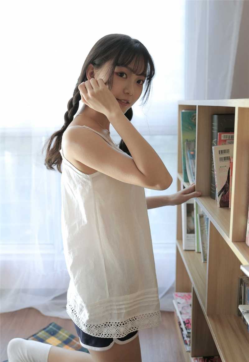 高清麻花辫甜美妹子短裤翘臀性感诱人大长腿图集