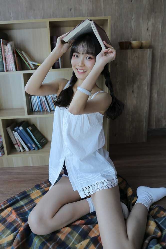 高清麻花辫甜美妹子短裤翘臀性感诱人大长腿图集