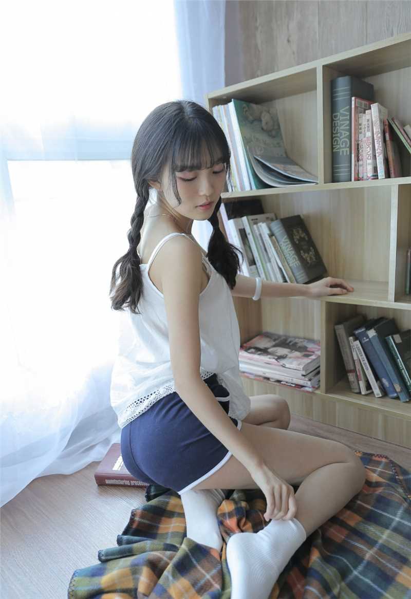 高清麻花辫甜美妹子短裤翘臀性感诱人大长腿图集