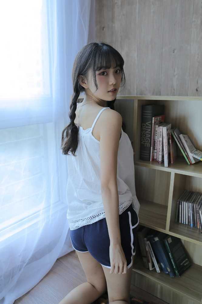 高清麻花辫甜美妹子短裤翘臀性感诱人大长腿图集