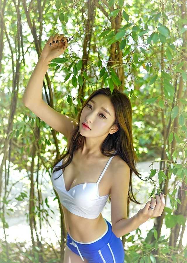 最新90后大长腿模特蜂腰错落有致性感比基尼摄影图片壁纸