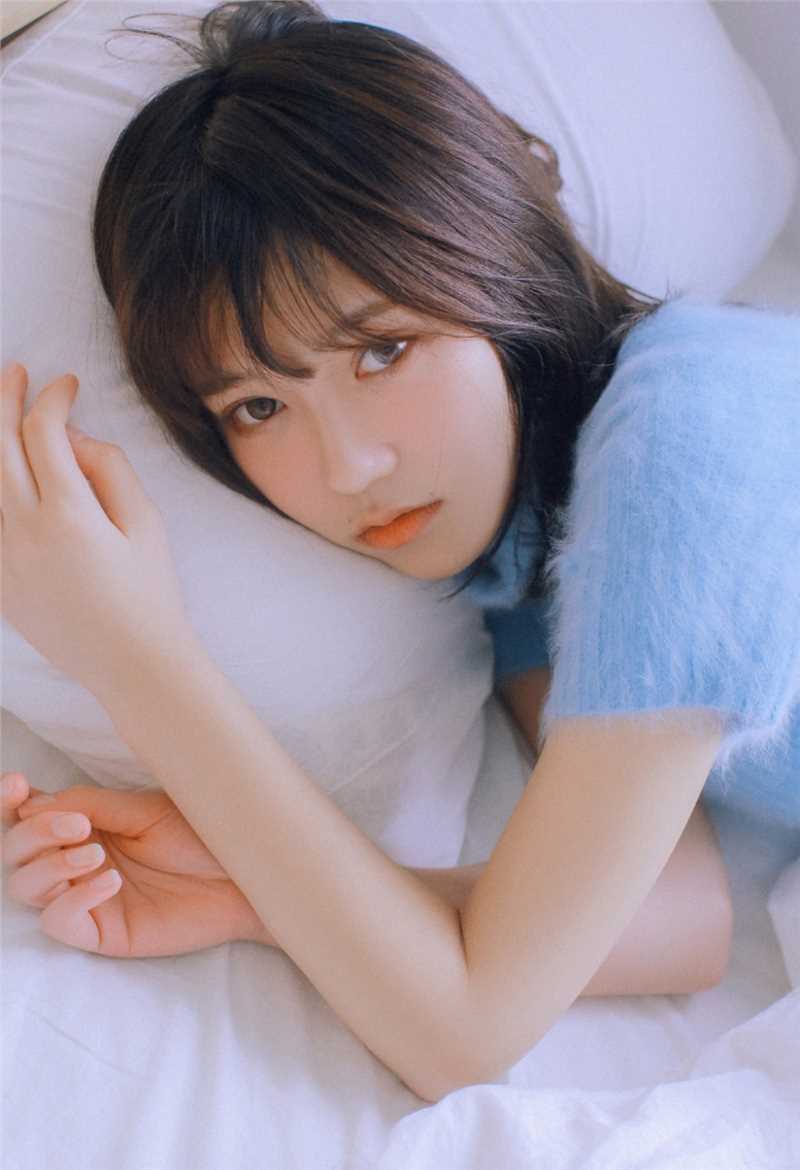 最新白肌少女水灵轻盈床照性感长腿图片图集