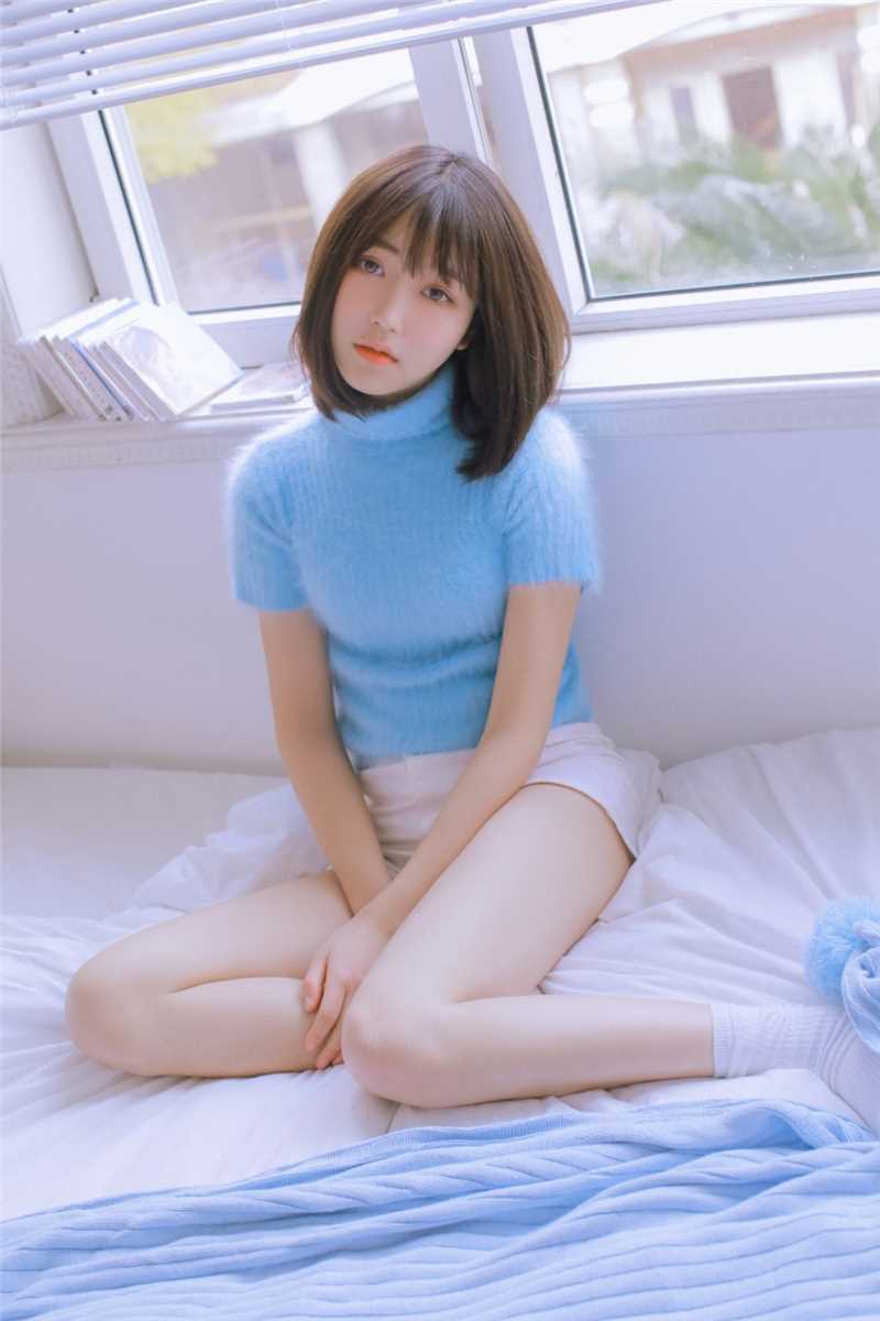 最新白肌少女水灵轻盈床照性感长腿图片图集