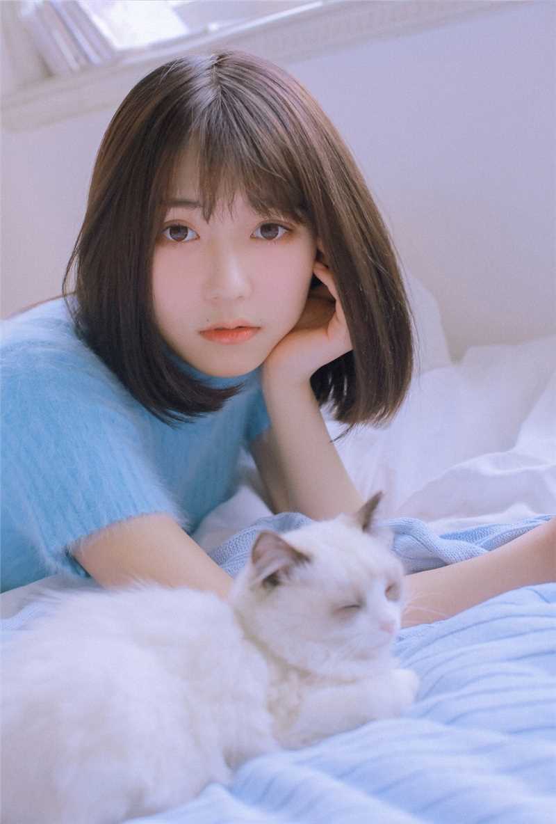 最新白肌少女水灵轻盈床照性感长腿图片图集