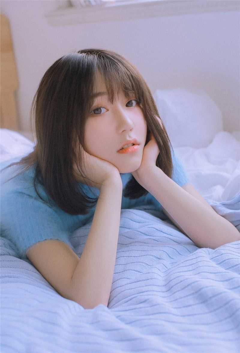 最新白肌少女水灵轻盈床照性感长腿图片图集