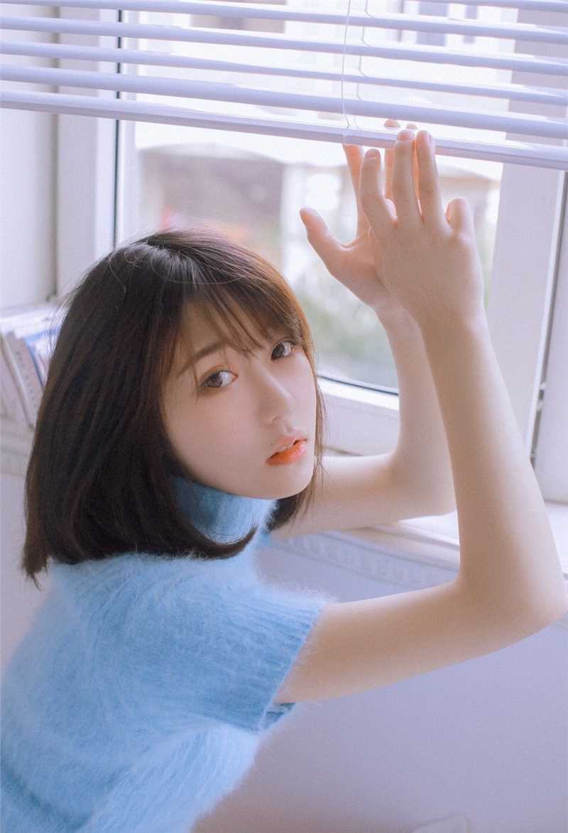 最新白肌少女水灵轻盈床照性感长腿图片图集