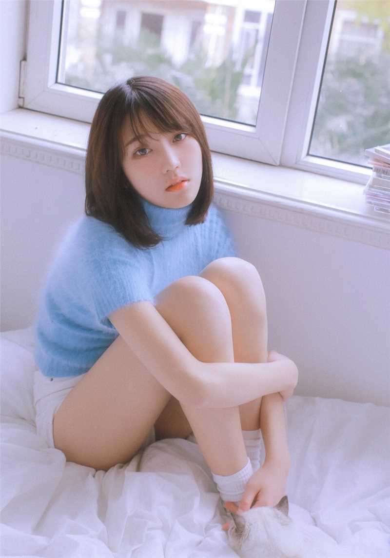 最新白肌少女水灵轻盈床照性感长腿图片图集