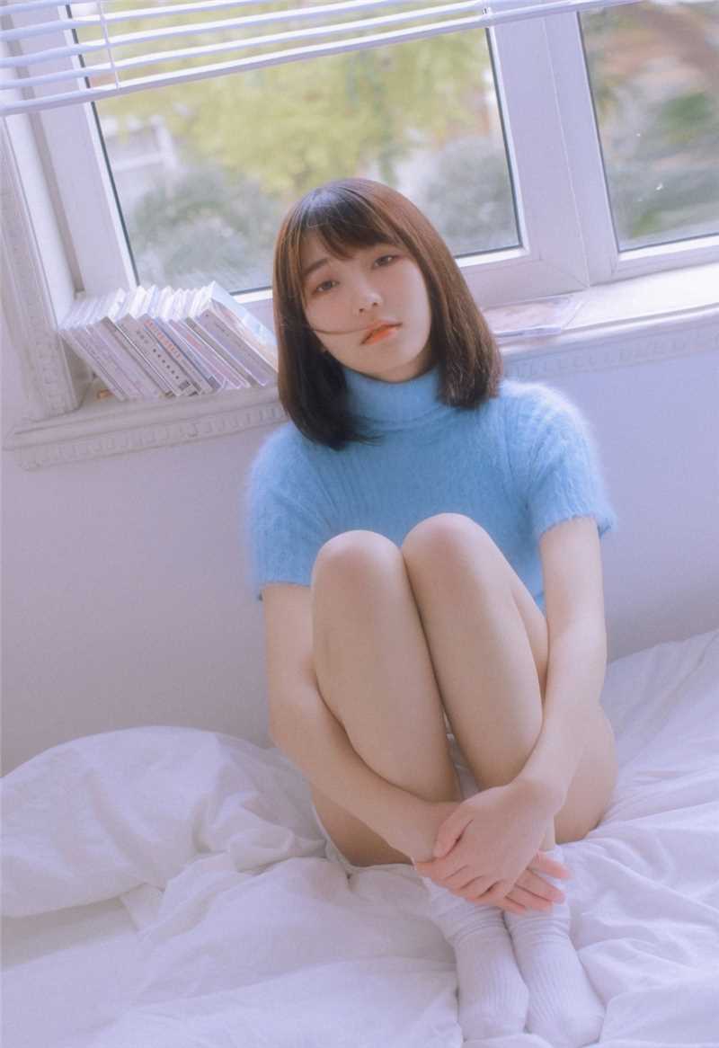 最新白肌少女水灵轻盈床照性感长腿图片图集