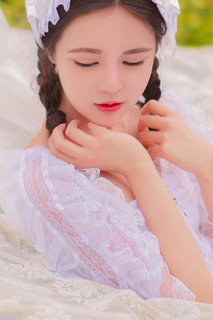 麻花辫清纯大眼女孩蕾丝白裙户外唯美大胆